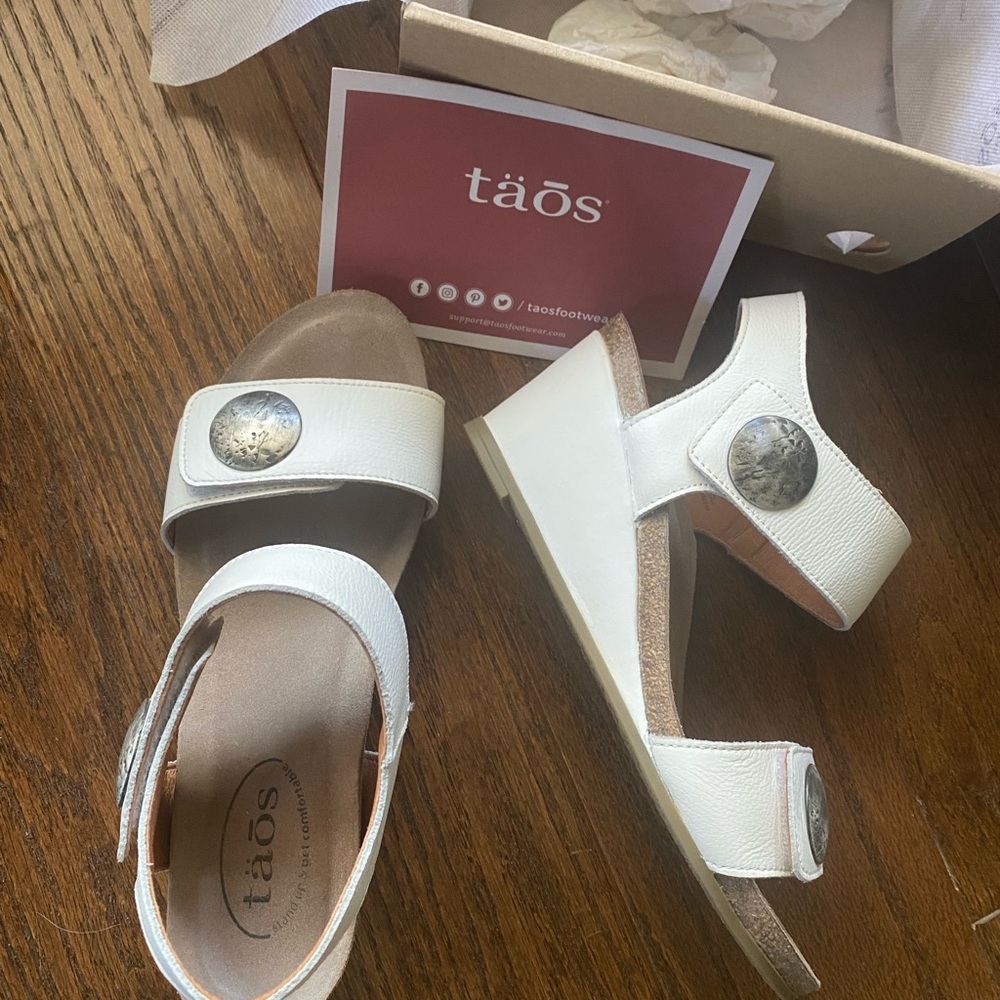 NIB! Taos Footwear Carousel 3. White Leather Sandals . Size 39. Portugal.